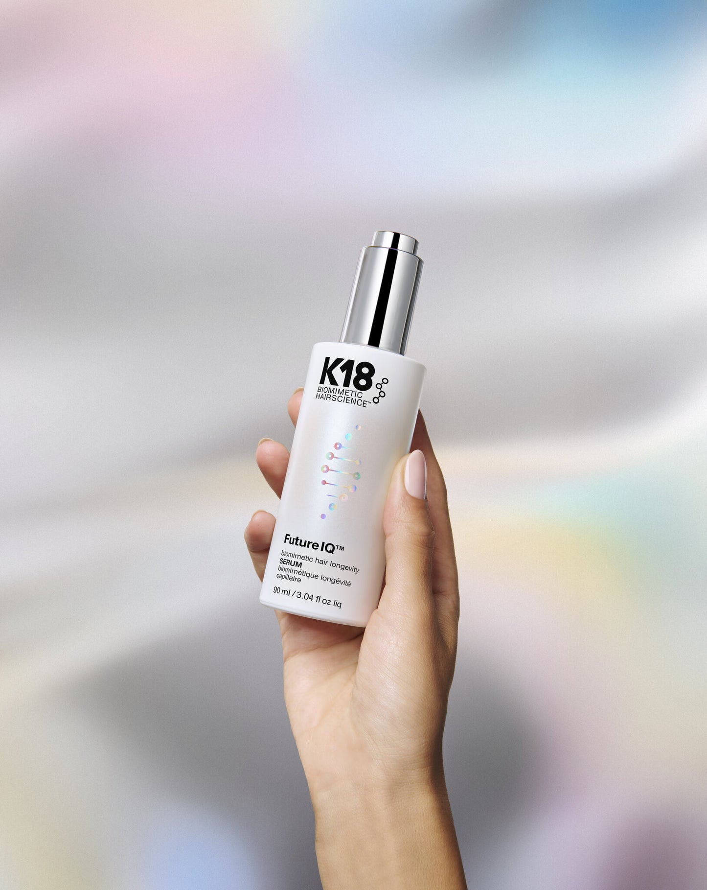 K18 FutureIQ Serum in der Hand