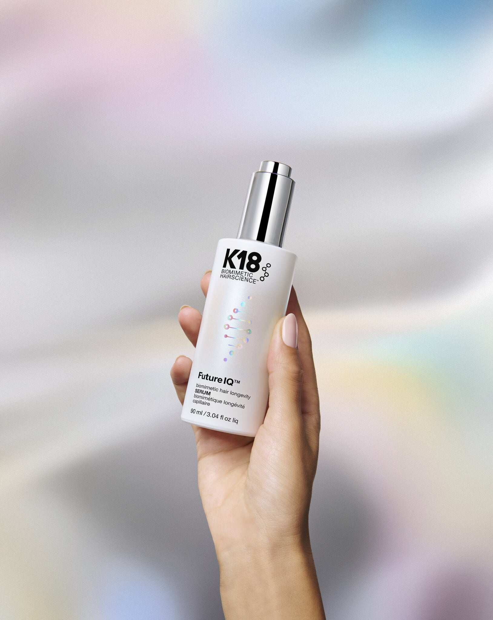 K18 FutureIQ Serum in der Hand
